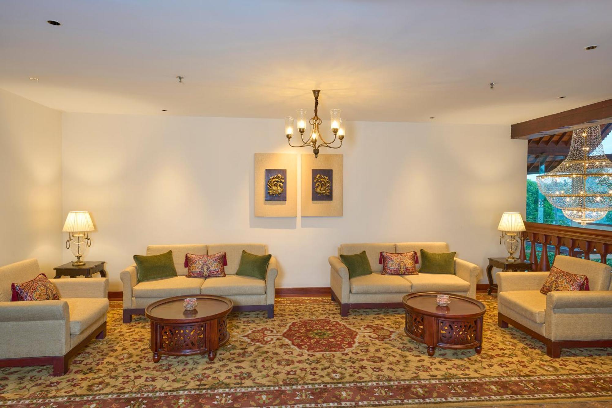 The Leela Ashtamudi, A Raviz Hotel Kollam Exteriör bild The lobby of the hotel