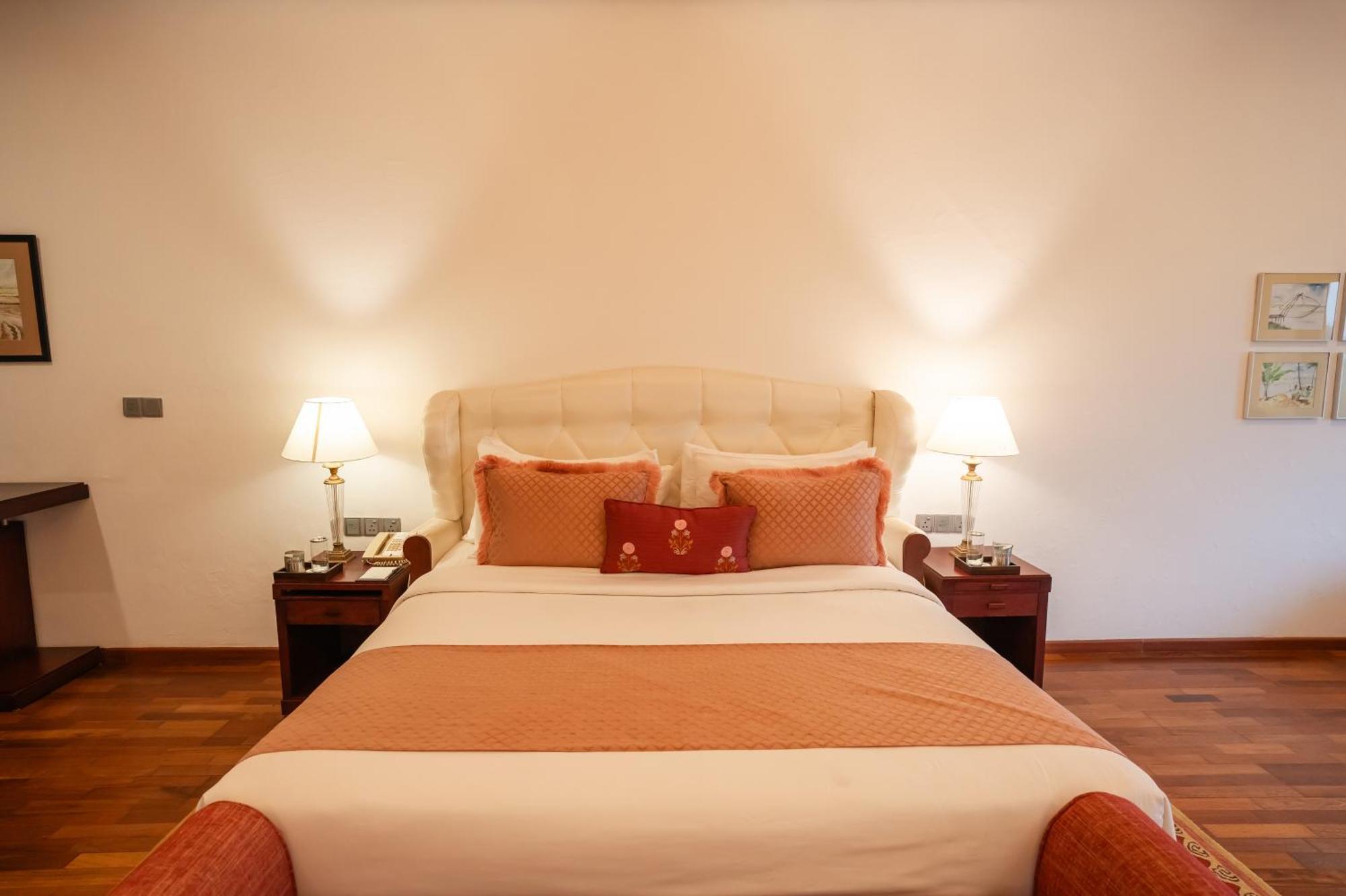 The Leela Ashtamudi, A Raviz Hotel Kollam Exteriör bild A bedroom at the Taj Bengal