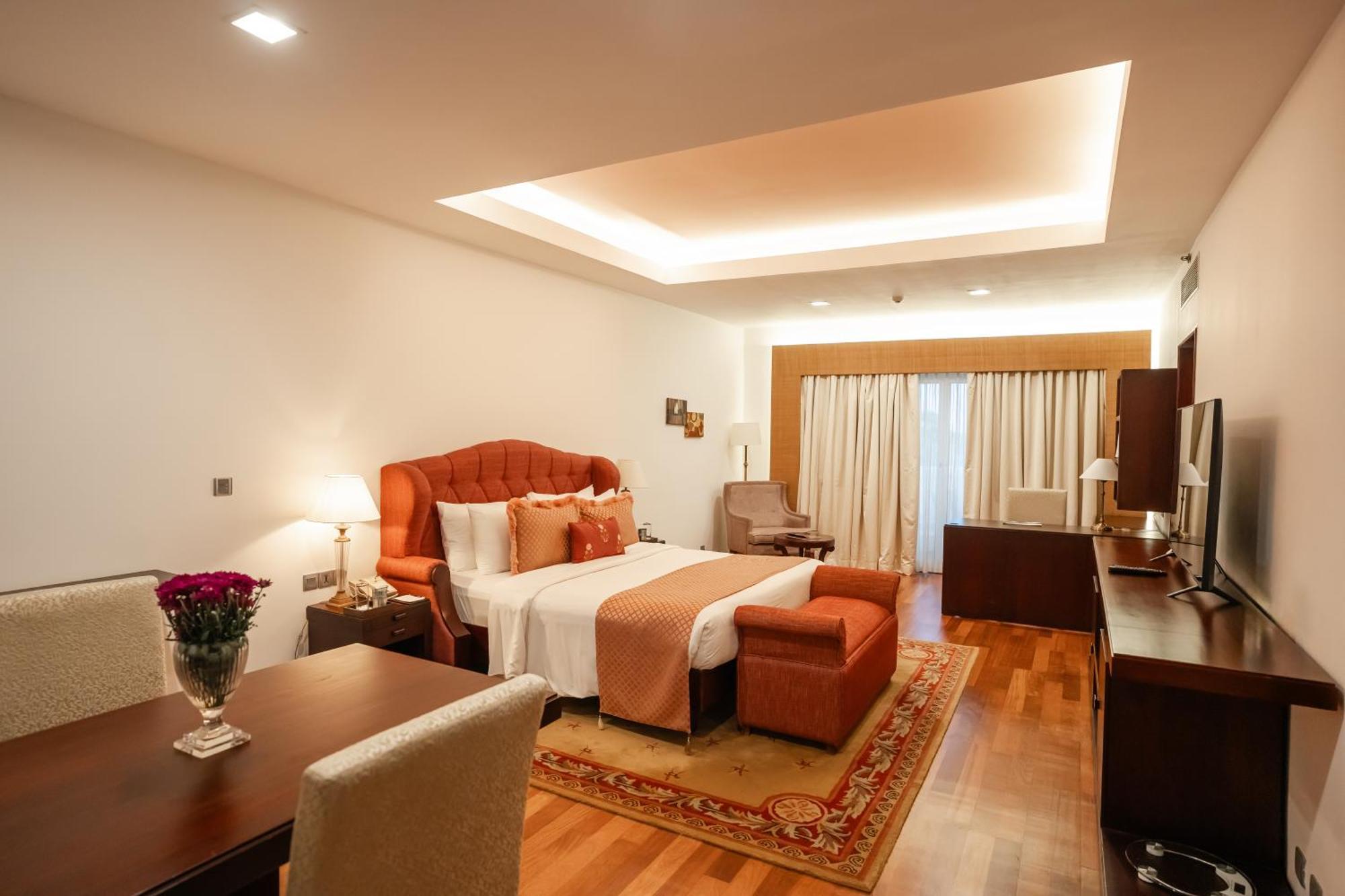 The Leela Ashtamudi, A Raviz Hotel Kollam Exteriör bild A suite at the Taj Bengal