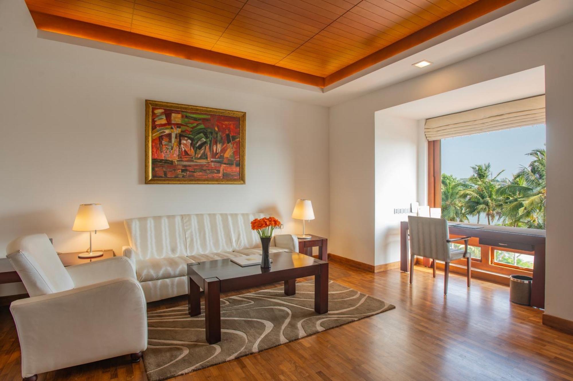 The Leela Ashtamudi, A Raviz Hotel Kollam Exteriör bild A living room at the Taj Bengal