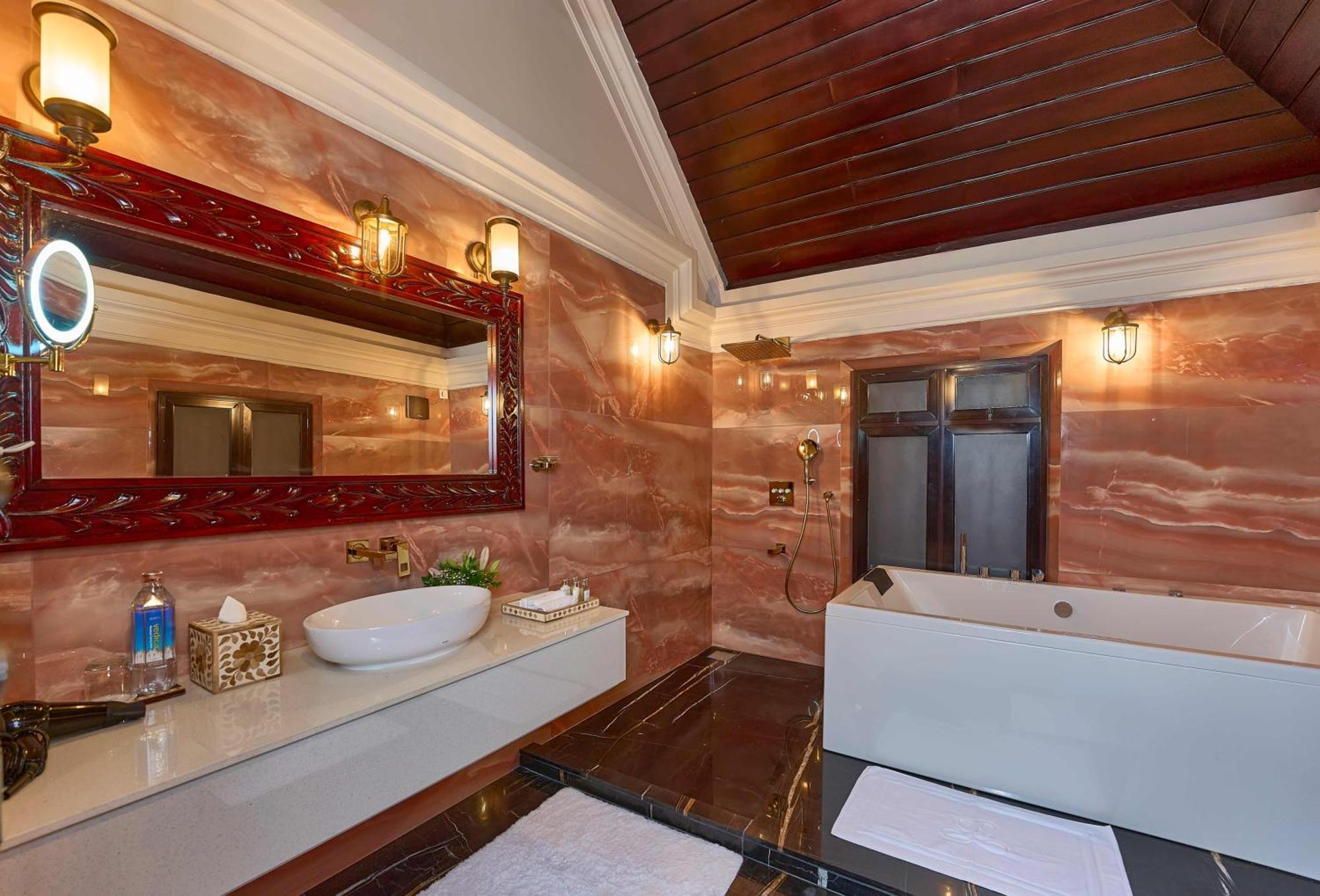 The Leela Ashtamudi, A Raviz Hotel Kollam Exteriör bild Bathroom
